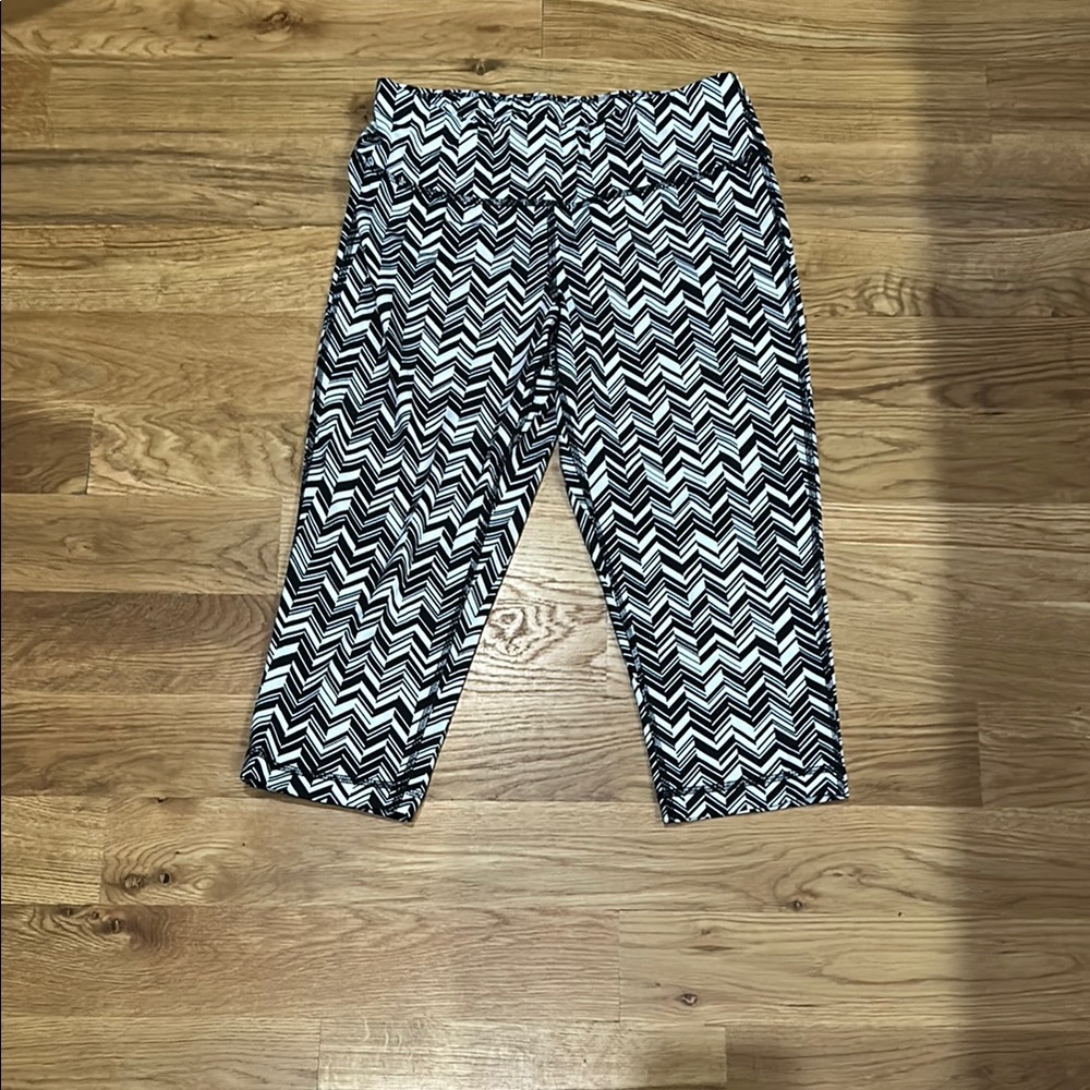 Material Girl Stylish Black and White Zigza women’s Capri Leggings size m